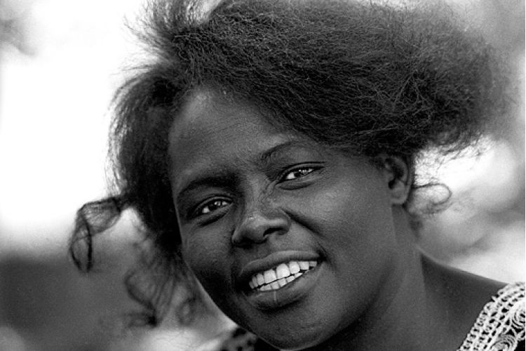 Portrait of Wangari Maathai, taken in 1989 during her time as the leader of the Green Belt Movement in Nairobi, Kenya. Copyright © David Blumenkrantz